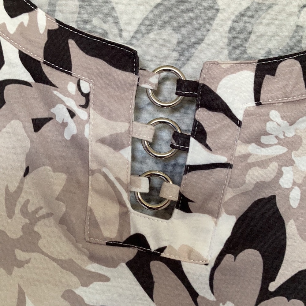 Preswick & Moore top floral print w detail at neckline neutral  3X - Picture 6 of 17